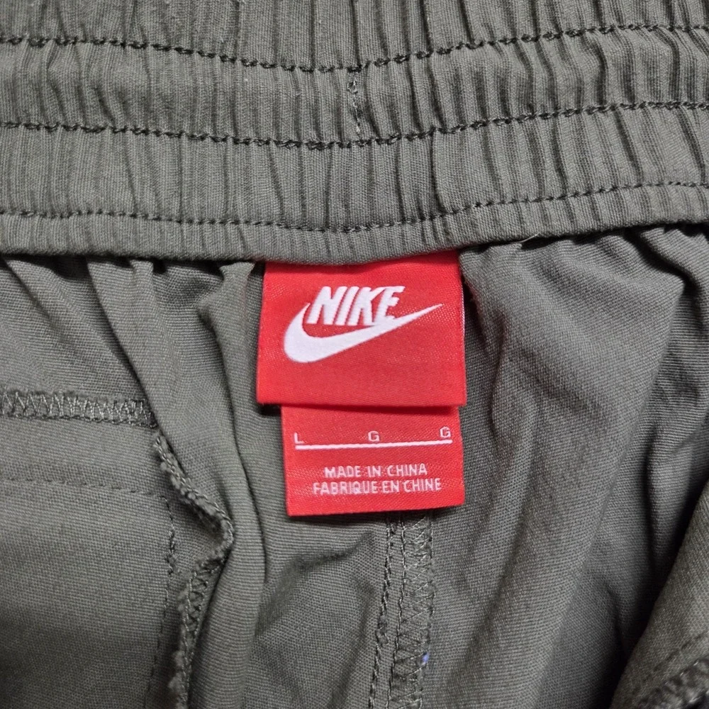 Nike Sportswear V442 Jogger Men Large Green Woven Bonded Tech Nylon Tapered FLAW